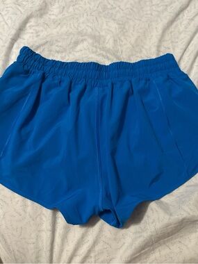 Lululemon LR 2.5" hotty hots. size 6. like new.